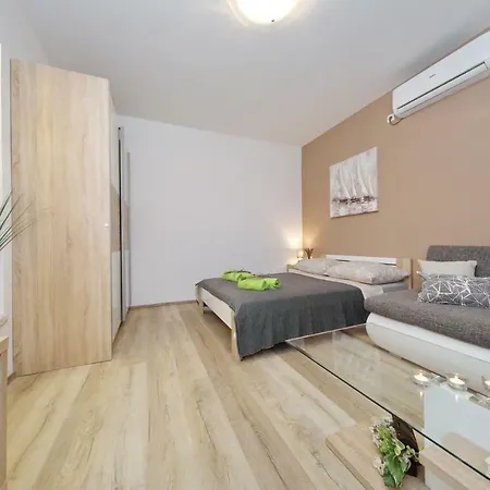 Prikolipa Central * Zadar